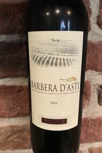 Terre Barbera d'Alba -Front Terre Barbera d'Alba -Ungt och prisvärt från Piemonte-Neck -Front