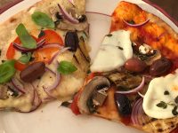 Röd och vit laktovegetarisk pizza