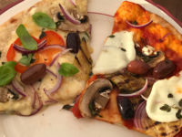 Röd och vit laktovegetarisk pizza