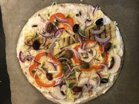 Laktovegetarisk vit pizza med creme fraiche och mozzarella Laktovegetarisk vit pizza med creme fraiche och mozzarella
