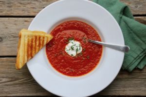 En mustig och god tomatsoppa med aprikoser och en varm macka som vegetarisk middag
