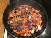 Bondomelett med bacon och fetaost - fräsa i stekpannan