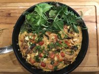 Bondomelett med bacon och fetaost - toppa med sallad Bondomelett med bacon och fetaost - toppa med sallad